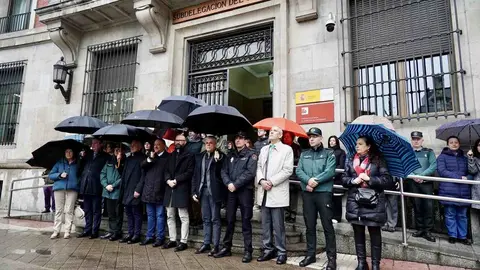 El delegado del Gobierno, Nicanor Sen,  preside el minuto de silencio por la primera víctima de violencia de género este año en Castilla y León, en un acto en la capital leonesa, en la sede de la Subdelegación. Foto: Campillo | Heraldo