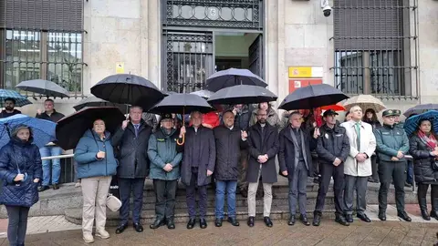 El delegado del Gobierno, Nicanor Sen,  preside el minuto de silencio por la primera víctima de violencia de género este año en Castilla y León, en un acto en la capital leonesa, en la sede de la Subdelegación. Foto: Campillo | Heraldo