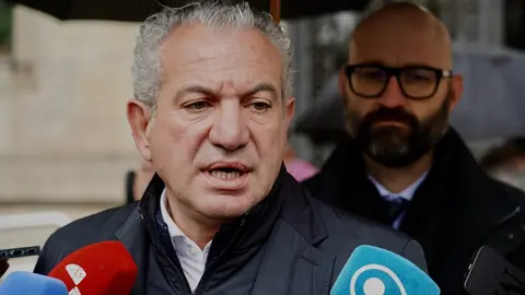 El delegado del Gobierno, Nicanor Sen,  preside el minuto de silencio por la primera víctima de violencia de género este año en Castilla y León, en un acto en la capital leonesa, en la sede de la Subdelegación. Foto: Campillo | Heraldo