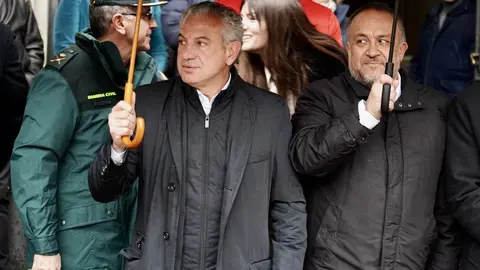 El delegado del Gobierno, Nicanor Sen,  preside el minuto de silencio por la primera víctima de violencia de género este año en Castilla y León, en un acto en la capital leonesa, en la sede de la Subdelegación. Foto: Campillo | Heraldo