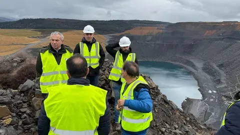 El delegado del Gobierno visita la restauración ambiental de la antigua mina Gran Corta de Fabero.