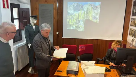 El delegado territorial de la Junta en León, Eduardo Diego, en su visita al Archivo Histórico Provincial.