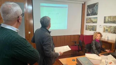 El delegado territorial de la Junta en León, Eduardo Diego, en su visita al Archivo Histórico Provincial.