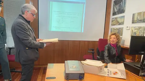 El delegado territorial de la Junta en León, Eduardo Diego, en su visita al Archivo Histórico Provincial.