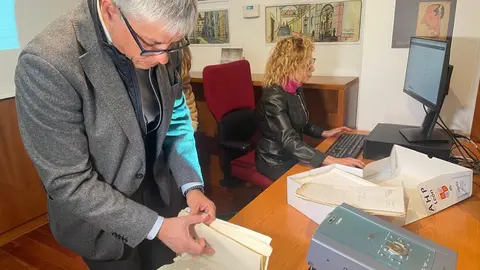 El delegado territorial de la Junta en León, Eduardo Diego, en su visita al Archivo Histórico Provincial.