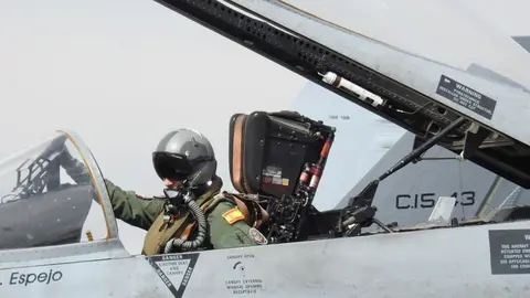 El salto a base aérea permitirá al aeródromo militar de la Virgen del Camino contar con nuevas inversiones, al mismo tiempo que podrá asumir un 'ala táctica' del Ejército del Aire, bien de forma permanente o en rotación. En la imagen f-18 estacionados en el aeródromo leonés durante un ejercicio militar internacional desarrollado en aguas del Cantábrico. Fotos: Heraldo de León