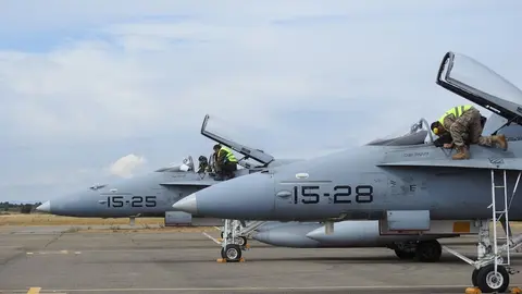 El salto a base aérea permitirá al aeródromo militar de la Virgen del Camino contar con nuevas inversiones, al mismo tiempo que podrá asumir un 'ala táctica' del Ejército del Aire, bien de forma permanente o en rotación. En la imagen f-18 estacionados en el aeródromo leonés durante un ejercicio militar internacional desarrollado en aguas del Cantábrico. Fotos: Heraldo de León