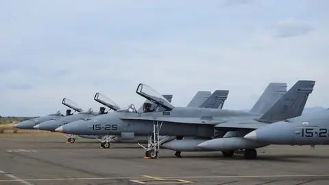 El salto a base aérea permitirá al aeródromo militar de la Virgen del Camino contar con nuevas inversiones, al mismo tiempo que podrá asumir un 'ala táctica' del Ejército del Aire, bien de forma permanente o en rotación. En la imagen f-18 estacionados en el aeródromo leonés durante un ejercicio militar internacional desarrollado en aguas del Cantábrico. Fotos: Heraldo de León