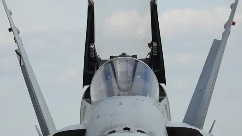 El salto a base aérea permitirá al aeródromo militar de la Virgen del Camino contar con nuevas inversiones, al mismo tiempo que podrá asumir un 'ala táctica' del Ejército del Aire, bien de forma permanente o en rotación. En la imagen f-18 estacionados en el aeródromo leonés durante un ejercicio militar internacional desarrollado en aguas del Cantábrico. Fotos: Heraldo de León
