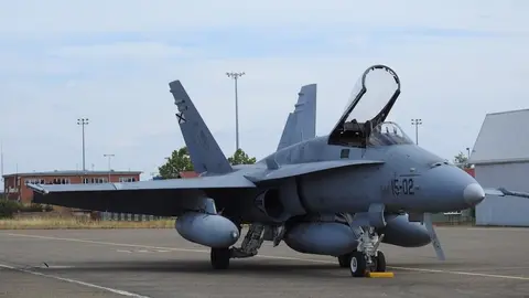 El salto a base aérea permitirá al aeródromo militar de la Virgen del Camino contar con nuevas inversiones, al mismo tiempo que podrá asumir un 'ala táctica' del Ejército del Aire, bien de forma permanente o en rotación. En la imagen f-18 estacionados en el aeródromo leonés durante un ejercicio militar internacional desarrollado en aguas del Cantábrico. Fotos: Heraldo de León