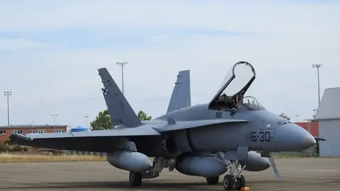 El salto a base aérea permitirá al aeródromo militar de la Virgen del Camino contar con nuevas inversiones, al mismo tiempo que podrá asumir un 'ala táctica' del Ejército del Aire, bien de forma permanente o en rotación. En la imagen f-18 estacionados en el aeródromo leonés durante un ejercicio militar internacional desarrollado en aguas del Cantábrico. Fotos: Heraldo de León