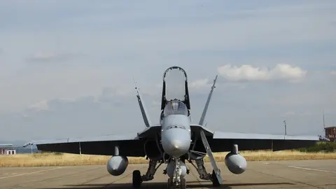 El salto a base aérea permitirá al aeródromo militar de la Virgen del Camino contar con nuevas inversiones, al mismo tiempo que podrá asumir un 'ala táctica' del Ejército del Aire, bien de forma permanente o en rotación. En la imagen f-18 estacionados en el aeródromo leonés durante un ejercicio militar internacional desarrollado en aguas del Cantábrico. Fotos: Heraldo de León