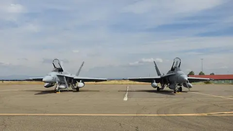 El salto a base aérea permitirá al aeródromo militar de la Virgen del Camino contar con nuevas inversiones, al mismo tiempo que podrá asumir un 'ala táctica' del Ejército del Aire, bien de forma permanente o en rotación. En la imagen f-18 estacionados en el aeródromo leonés durante un ejercicio militar internacional desarrollado en aguas del Cantábrico. Fotos: Heraldo de León
