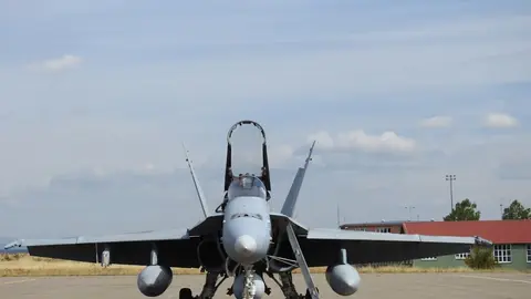 El salto a base aérea permitirá al aeródromo militar de la Virgen del Camino contar con nuevas inversiones, al mismo tiempo que podrá asumir un 'ala táctica' del Ejército del Aire, bien de forma permanente o en rotación. En la imagen f-18 estacionados en el aeródromo leonés durante un ejercicio militar internacional desarrollado en aguas del Cantábrico. Fotos: Heraldo de León