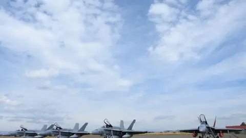 El salto a base aérea permitirá al aeródromo militar de la Virgen del Camino contar con nuevas inversiones, al mismo tiempo que podrá asumir un 'ala táctica' del Ejército del Aire, bien de forma permanente o en rotación. En la imagen f-18 estacionados en el aeródromo leonés durante un ejercicio militar internacional desarrollado en aguas del Cantábrico. Fotos: Heraldo de León