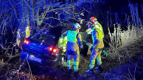 Una mujer de 47 años resultó herida tras sufrir una salida de vía con su turismo en el kilómetro 7 de la LE-441, en San Andrés del Rabanedo (León), según informó el Servicio de Emergencias Castilla y León 1-1-2. Bomberos de León acudieron a excarcelar a la mujer herida. Fotos: Bomberos de León