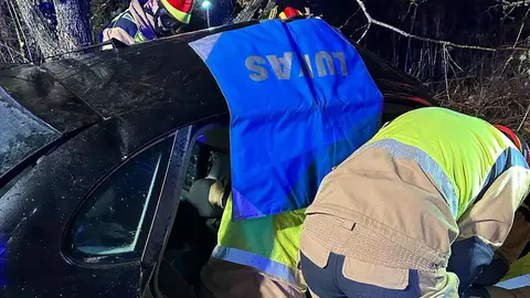 Una mujer de 47 años resultó herida tras sufrir una salida de vía con su turismo en el kilómetro 7 de la LE-441, en San Andrés del Rabanedo (León), según informó el Servicio de Emergencias Castilla y León 1-1-2. Bomberos de León acudieron a excarcelar a la mujer herida. Fotos: Bomberos de León