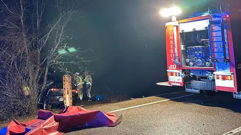 Una mujer de 47 años resultó herida tras sufrir una salida de vía con su turismo en el kilómetro 7 de la LE-441, en San Andrés del Rabanedo (León), según informó el Servicio de Emergencias Castilla y León 1-1-2. Bomberos de León acudieron a excarcelar a la mujer herida. Fotos: Bomberos de León