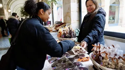 El Salón Internacional del Chocolate de Astorga reúne este fin de semana a una veintena de expositores y ofrece charlas, catas y demostraciones gratuitas. Fotos: Campillo