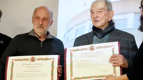 El secretario de Estado de Memoria Democrática, Fernando Martínez, y la comisionada para la celebración de los 50 años de España en Libertad, Carmina Gustrán, participan en el acto de reconocimiento y reparación a Albina Pérez y Nicolás Sánchez Albornoz, únicos supervivientes del grupo de luchadores universitarios miembros de la Federación Universitaria Estudiantil. Foto: Campillo.