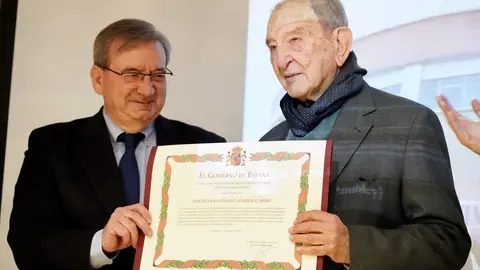 El secretario de Estado de Memoria Democrática, Fernando Martínez, y la comisionada para la celebración de los 50 años de España en Libertad, Carmina Gustrán, participan en el acto de reconocimiento y reparación a Albina Pérez y Nicolás Sánchez Albornoz, únicos supervivientes del grupo de luchadores universitarios miembros de la Federación Universitaria Estudiantil. Foto: Campillo.