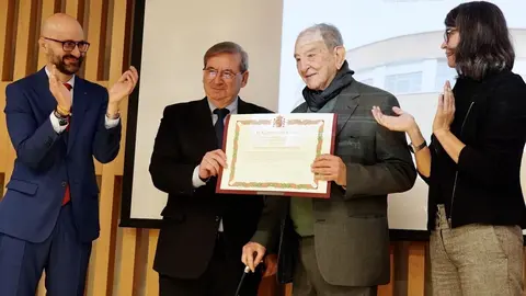 El secretario de Estado de Memoria Democrática, Fernando Martínez, y la comisionada para la celebración de los 50 años de España en Libertad, Carmina Gustrán, participan en el acto de reconocimiento y reparación a Albina Pérez y Nicolás Sánchez Albornoz, únicos supervivientes del grupo de luchadores universitarios miembros de la Federación Universitaria Estudiantil. Foto: Campillo.