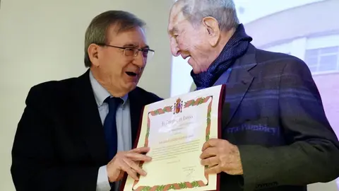 El secretario de Estado de Memoria Democrática, Fernando Martínez, y la comisionada para la celebración de los 50 años de España en Libertad, Carmina Gustrán, participan en el acto de reconocimiento y reparación a Albina Pérez y Nicolás Sánchez Albornoz, únicos supervivientes del grupo de luchadores universitarios miembros de la Federación Universitaria Estudiantil. Foto: Campillo.