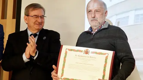 El secretario de Estado de Memoria Democrática, Fernando Martínez, y la comisionada para la celebración de los 50 años de España en Libertad, Carmina Gustrán, participan en el acto de reconocimiento y reparación a Albina Pérez y Nicolás Sánchez Albornoz, únicos supervivientes del grupo de luchadores universitarios miembros de la Federación Universitaria Estudiantil. Foto: Campillo.
