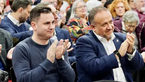 Acto de reconocimiento y reparación a Albina Pérez y Nicolás Sánchez Albornoz, únicos supervivientes del grupo de luchadores universitarios miembros de la Federación Universitaria Estudiantil. En la imagen, el secretario provincial del PSOE, Javier Alfonso Cendón y el presidente de la Diputación, Gerardo Álvarez Courel. Foto: Campillo.