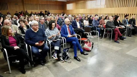 El secretario de Estado de Memoria Democrática, Fernando Martínez, y la comisionada para la celebración de los 50 años de España en Libertad, Carmina Gustrán, participan en el acto de reconocimiento y reparación a Albina Pérez y Nicolás Sánchez Albornoz, únicos supervivientes del grupo de luchadores universitarios miembros de la Federación Universitaria Estudiantil. Foto: Campillo.