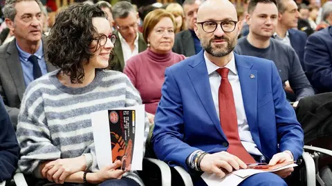 El subdelegado del Gobierno en León, Héctor Alaiz, participa en el acto de reconocimiento y reparación a Albina Pérez y Nicolás Sánchez Albornoz, únicos supervivientes del grupo de luchadores universitarios miembros de la Federación Universitaria Estudiantil. Foto: Campillo.