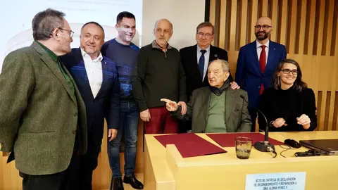 El secretario de Estado de Memoria Democrática, Fernando Martínez, y la comisionada para la celebración de los 50 años de España en Libertad, Carmina Gustrán, participan en el acto de reconocimiento y reparación a Albina Pérez y Nicolás Sánchez Albornoz, únicos supervivientes del grupo de luchadores universitarios miembros de la Federación Universitaria Estudiantil. Foto: Campillo.