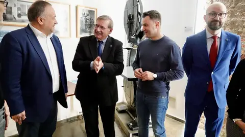 El secretario de Estado de Memoria Democrática, Fernando Martínez, participa en el acto de reconocimiento y reparación a Albina Pérez y Nicolás Sánchez Albornoz, únicos supervivientes del grupo de luchadores universitarios miembros de la Federación Universitaria Estudiantil. Junto a él, el presidente de la Diputación, Gerardo Álvarez Courel; el secretario provincial del PSOE, Javier Alfonso Cendón y el subdelegado del Gobierno, Héctor Alaiz. Foto: Campillo.