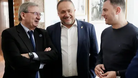 El secretario de Estado de Memoria Democrática, Fernando Martínez, participa en el acto de reconocimiento y reparación a Albina Pérez y Nicolás Sánchez Albornoz, únicos supervivientes del grupo de luchadores universitarios miembros de la Federación Universitaria Estudiantil. Junto a él, el secretario provincial del PSOE, Javier Alfonso Cendón y el presidente de la Diputación, Gerardo Álvarez Courel. Foto: Campillo.