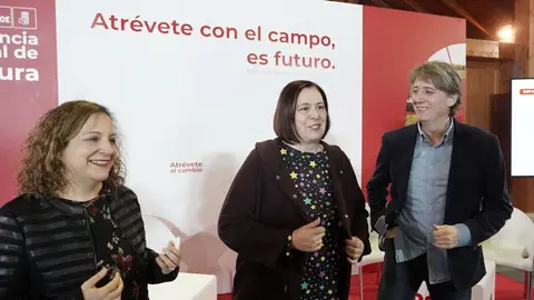 El secretario general del PSOE de Castilla y León, Carlos Martínez; la secretaria de Estado de Agricultura y Alimentación, Begoña García; y la presidenta de los socialistas europeos, Iratxe García, participan en una conferencia Sectorial de Agricultura organizada por el PSCyL. Foto: Rubén Cacho.