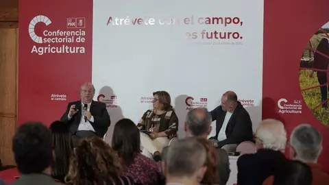 El presidente del CES, Enrique Cabero , interviene en la conferencia Sectorial de Agricultura organizada por el PSCyL. Foto: Rubén Cacho.