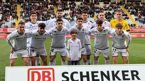 En el tramo más importante de la competición, la Cultural sufre. Ante el Real Unión, como en las jornadas anteriores, el equipo de Llona tuvo que remontar y remar a contracorriente. Fotos: Isaac Llamazares | CyDLeonesa