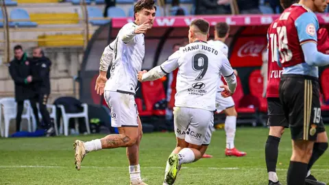 En el tramo más importante de la competición, la Cultural sufre. Ante el Real Unión, como en las jornadas anteriores, el equipo de Llona tuvo que remontar y remar a contracorriente. Fotos: Isaac Llamazares | CyDLeonesa