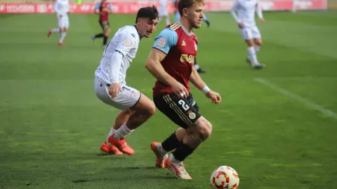 En el tramo más importante de la competición, la Cultural sufre. Ante el Real Unión, como en las jornadas anteriores, el equipo de Llona tuvo que remontar y remar a contracorriente. Fotos: Isaac Llamazares | CyDLeonesa