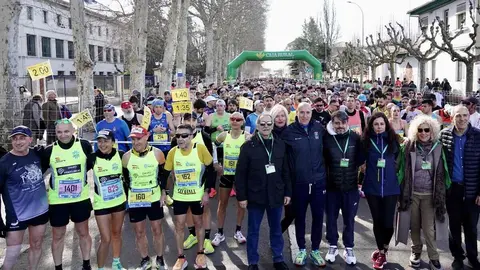 El alcalde de León, José Antonio Diez, participa en la salida de la XV Media Maratón Ciudad de León. Foto: Campillo.