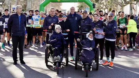 El alcalde de León, José Antonio Diez, participa en la salida de la XV Media Maratón Ciudad de León. Foto: Campillo.