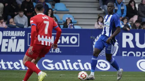 Duelo de altura en El Toralín, con la Ponferradina enfrentándose al Lugo. Ambientazo en el estadio blanquiazul. Fotos: SDP