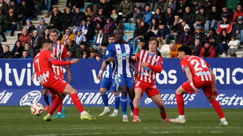 Duelo de altura en El Toralín, con la Ponferradina enfrentándose al Lugo. Ambientazo en el estadio blanquiazul. Fotos: SDP