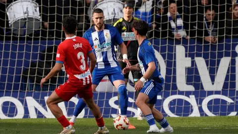 Duelo de altura en El Toralín, con la Ponferradina enfrentándose al Lugo. Ambientazo en el estadio blanquiazul. Fotos: SDP