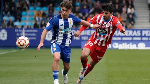Duelo de altura en El Toralín, con la Ponferradina enfrentándose al Lugo. Ambientazo en el estadio blanquiazul. Fotos: SDP