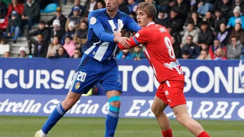 Duelo de altura en El Toralín, con la Ponferradina enfrentándose al Lugo. Ambientazo en el estadio blanquiazul. Fotos: SDP