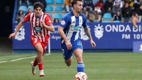 Duelo de altura en El Toralín, con la Ponferradina enfrentándose al Lugo. Ambientazo en el estadio blanquiazul. Fotos: SDP