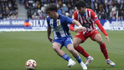 Duelo de altura en El Toralín, con la Ponferradina enfrentándose al Lugo. Ambientazo en el estadio blanquiazul. Fotos: SDP
