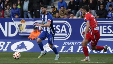 Duelo de altura en El Toralín, con la Ponferradina enfrentándose al Lugo. Ambientazo en el estadio blanquiazul. Fotos: SDP