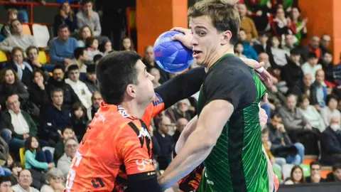 El conjunto marista dominó buena parte del encuentro ante el Rebi Balonmano Cuenca y mostró su solidez en ambos lados de la cancha hasta el empate final.